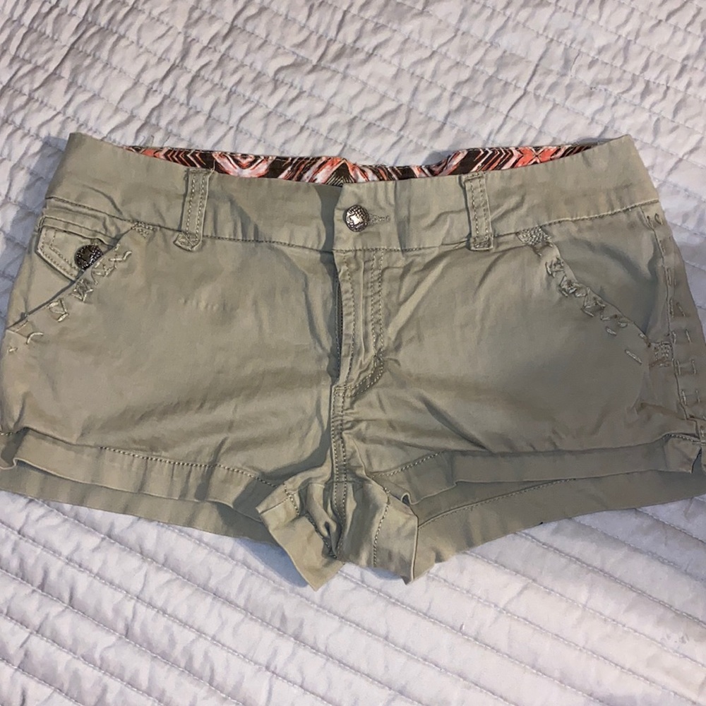 Khaki shorts 😍